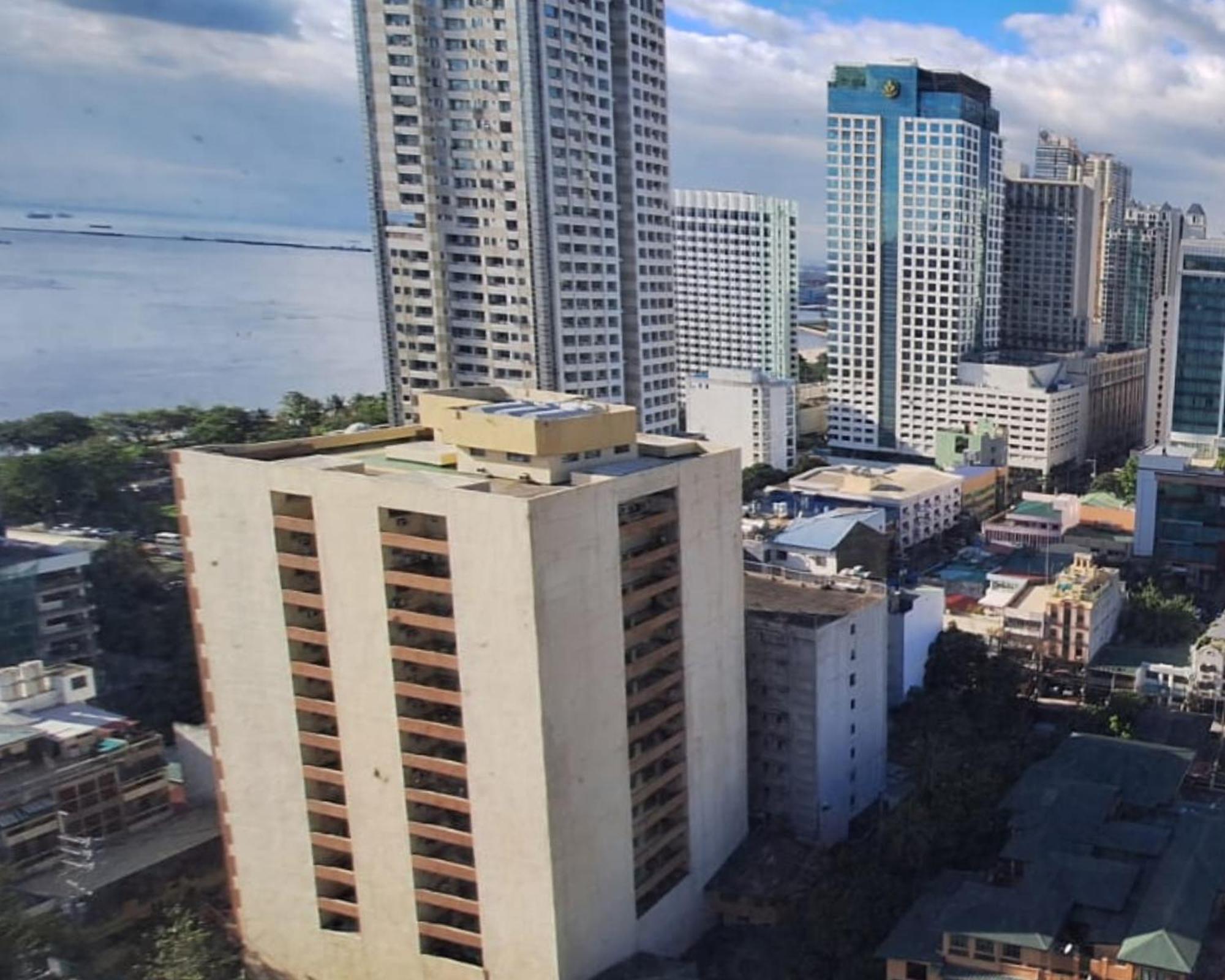 Manila Bayview Luxury Condos: Poolside Balcony Retreats Exterior photo