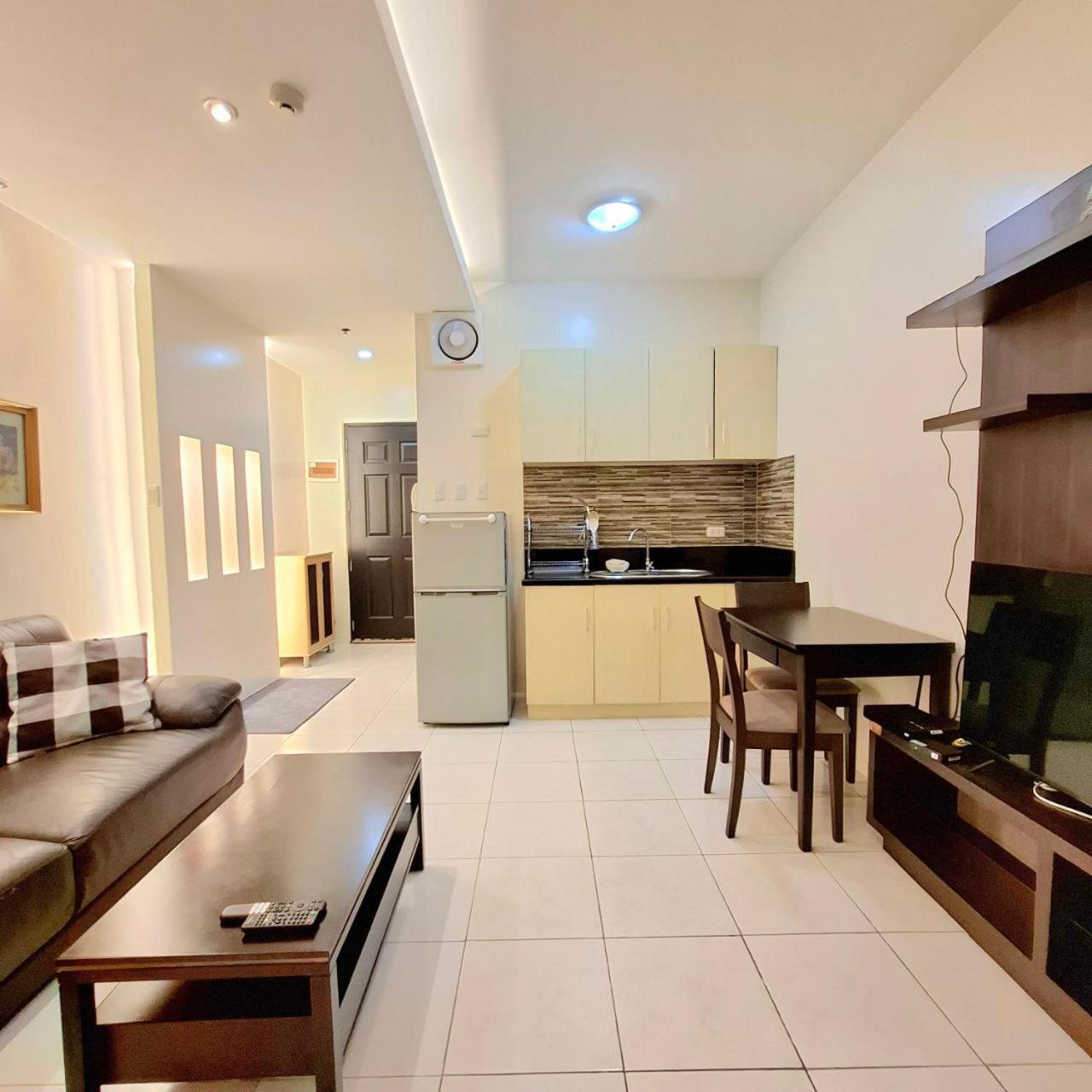 Manila Bayview Luxury Condos: Poolside Balcony Retreats Exterior photo
