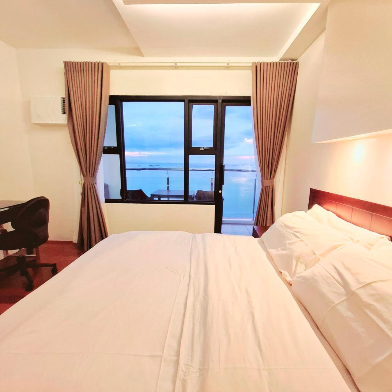 Manila Bayview Luxury Condos: Poolside Balcony Retreats Exterior photo