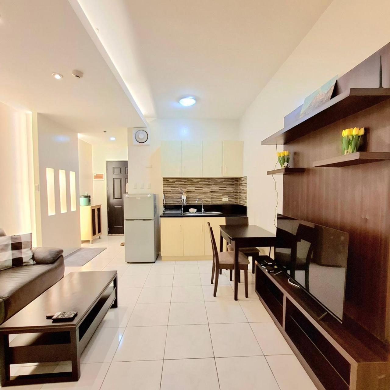 Manila Bayview Luxury Condos: Poolside Balcony Retreats Exterior photo